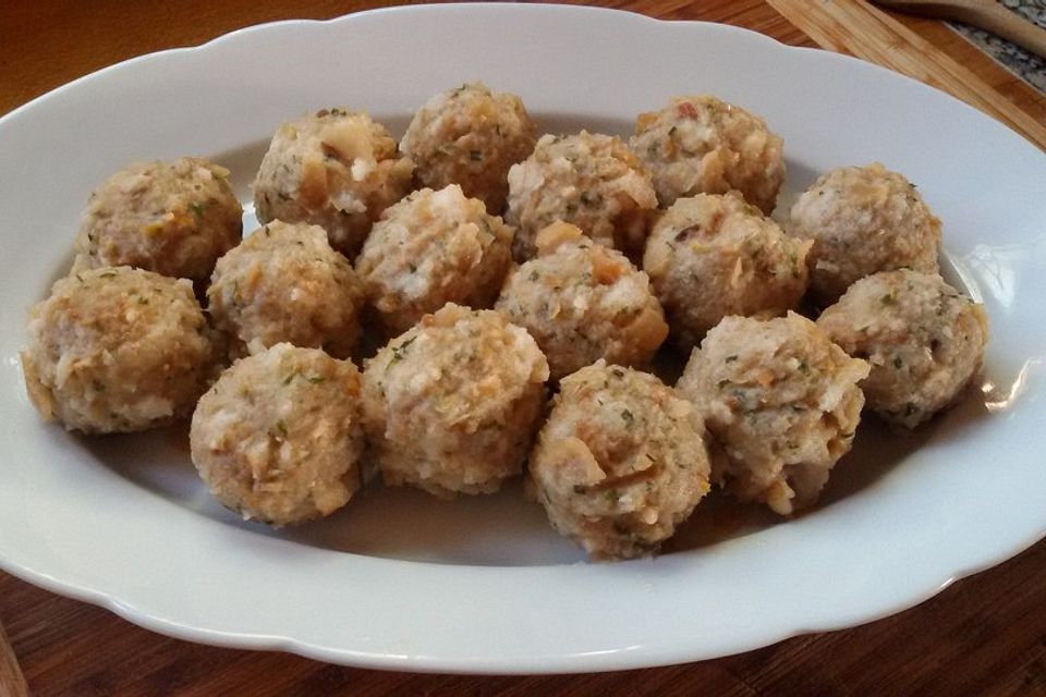 Herzhafte Semmelknödel ohne Milch und Ei