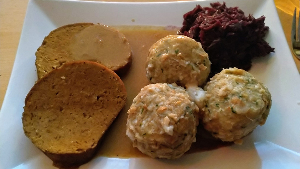 Herzhafte Semmelknödel ohne Milch und Ei von Connyluna