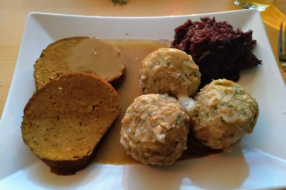 Herzhafte Semmelknödel ohne Milch und Ei