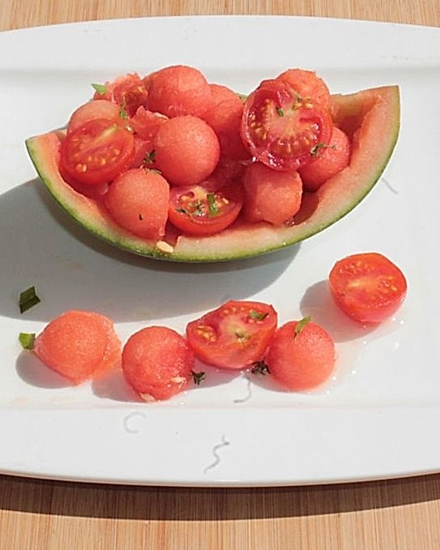Wassermelonen-Tomaten-Salat mit Zitronenverbene in Limettendressing