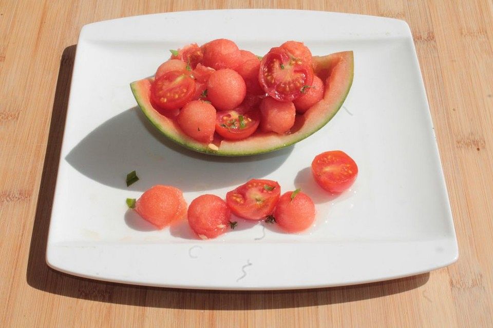 Wassermelonen-Tomaten-Salat mit Zitronenverbene in Limettendressing