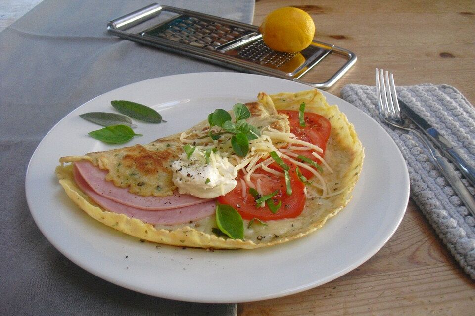 Kräuterpfannkuchen mit Käse und Schinken