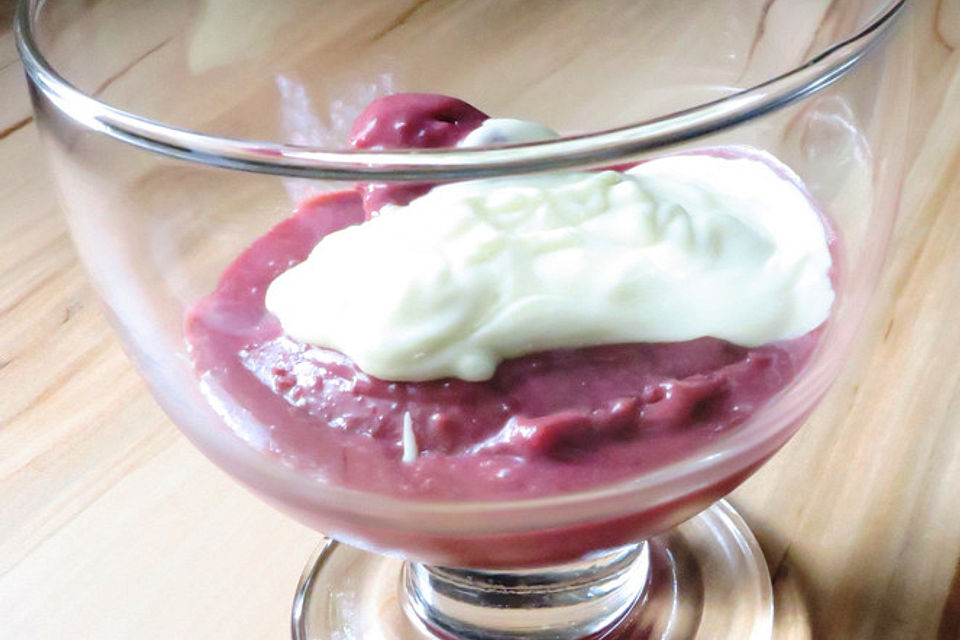 Portwein-Sauerkirsch-Eis mit weißer Sauce