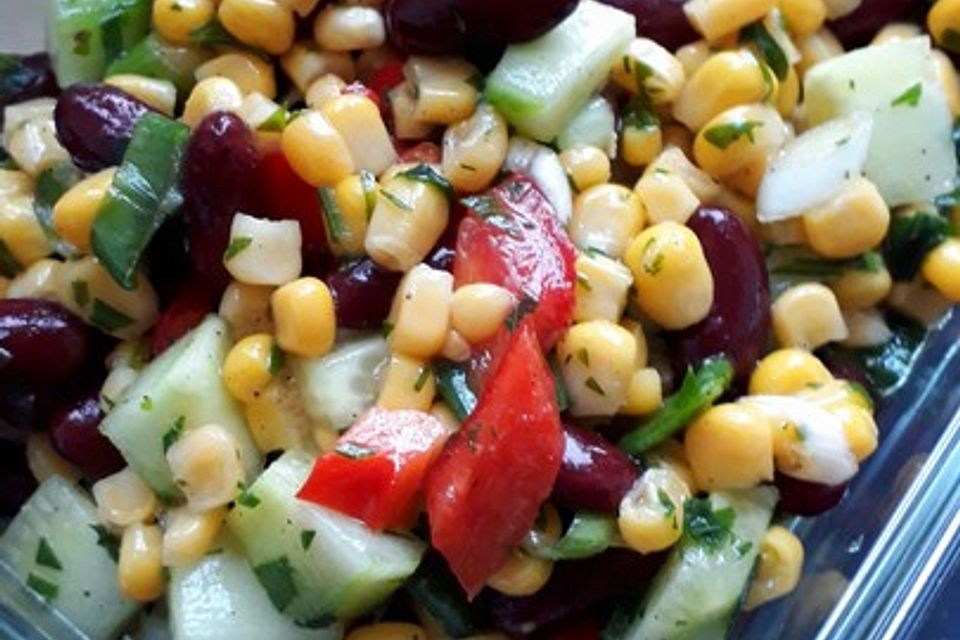 Pikanter Salat mit Mais und Kidneybohnen