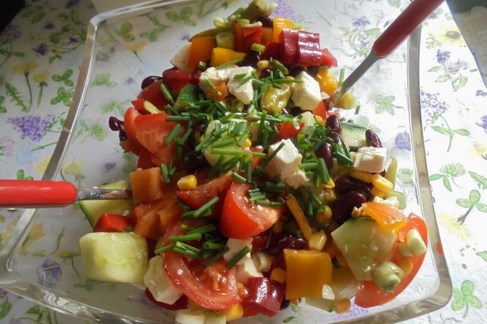 Pikanter Salat mit Mais und Kidneybohnen