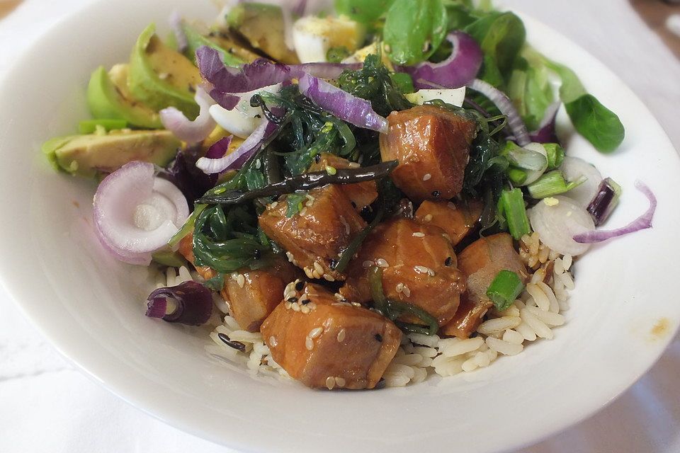 Poke Bowl mit Lachs und Avocado