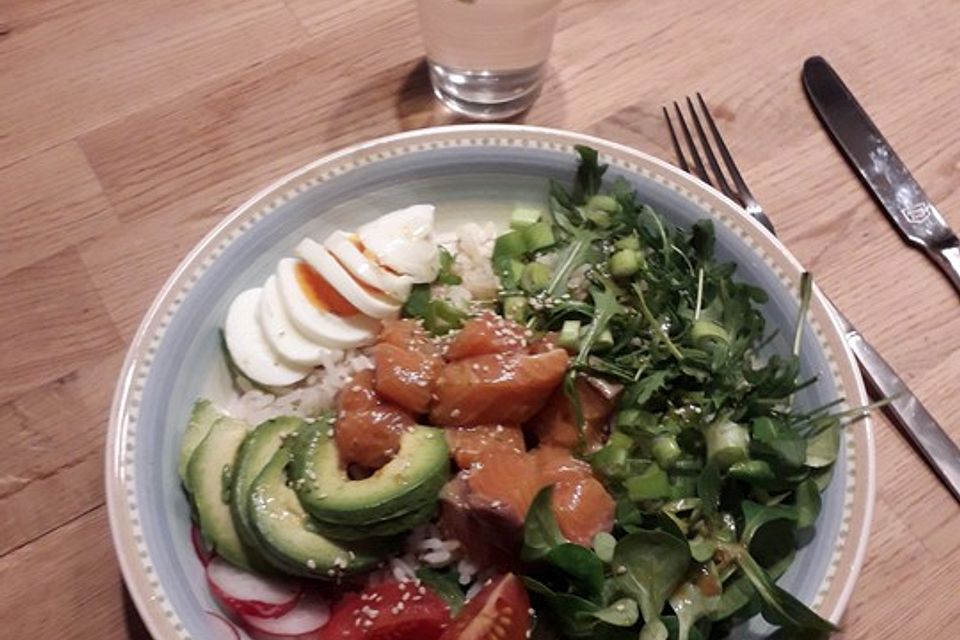Poke Bowl mit Lachs und Avocado