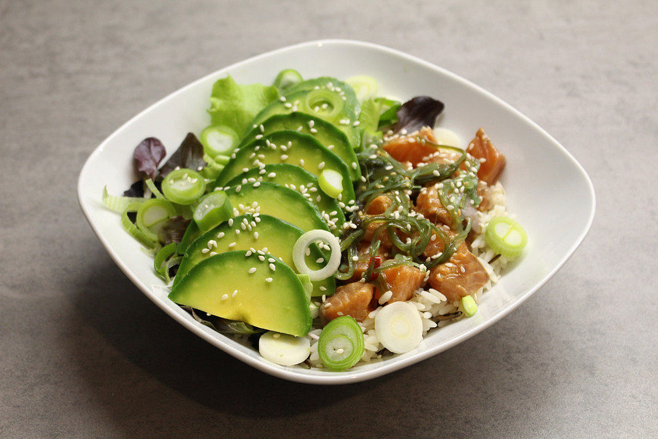 Poke Bowl mit Lachs und Avocado