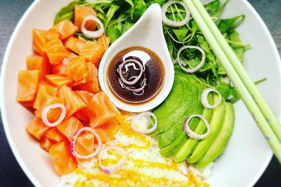 Poke Bowl mit Lachs und Avocado