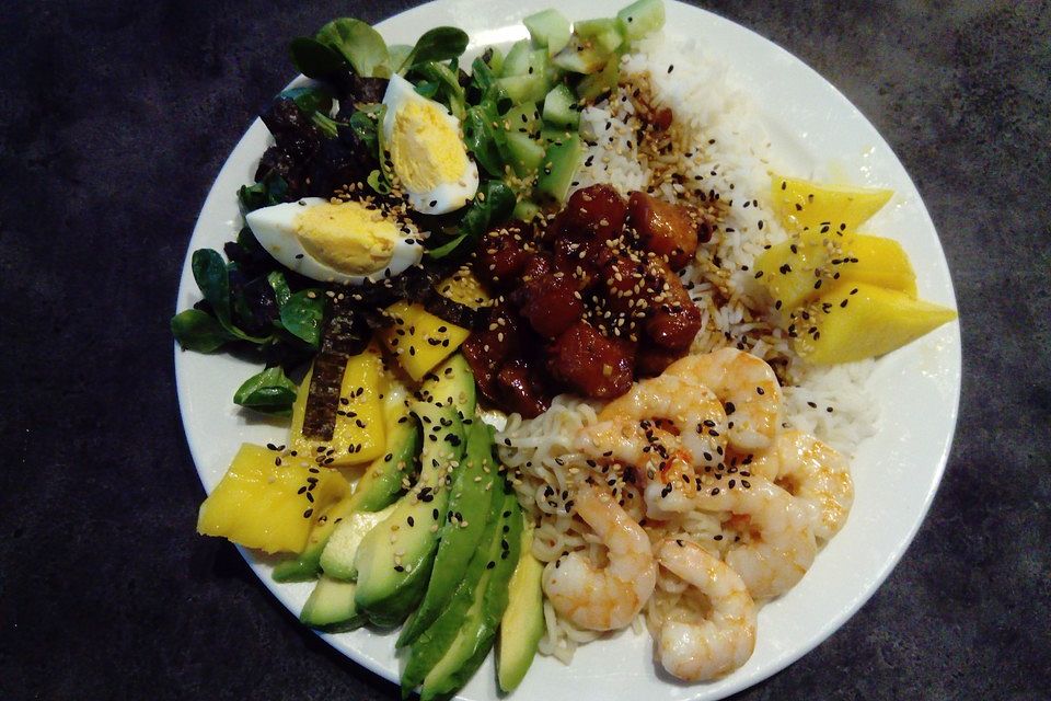 Poke Bowl mit Lachs und Avocado