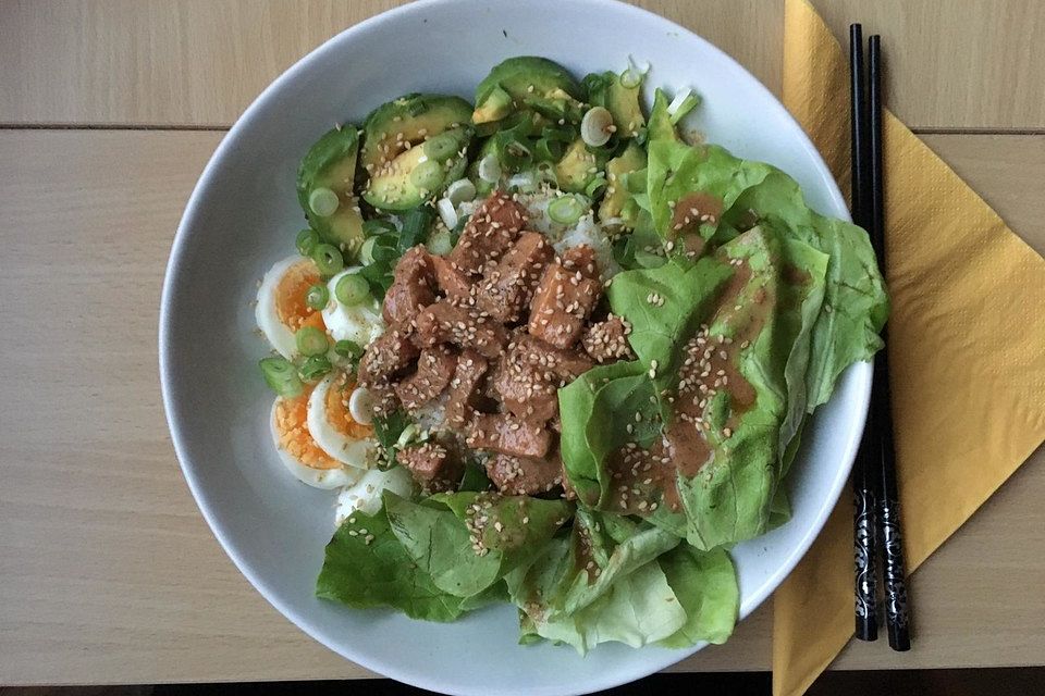 Poke Bowl mit Lachs und Avocado