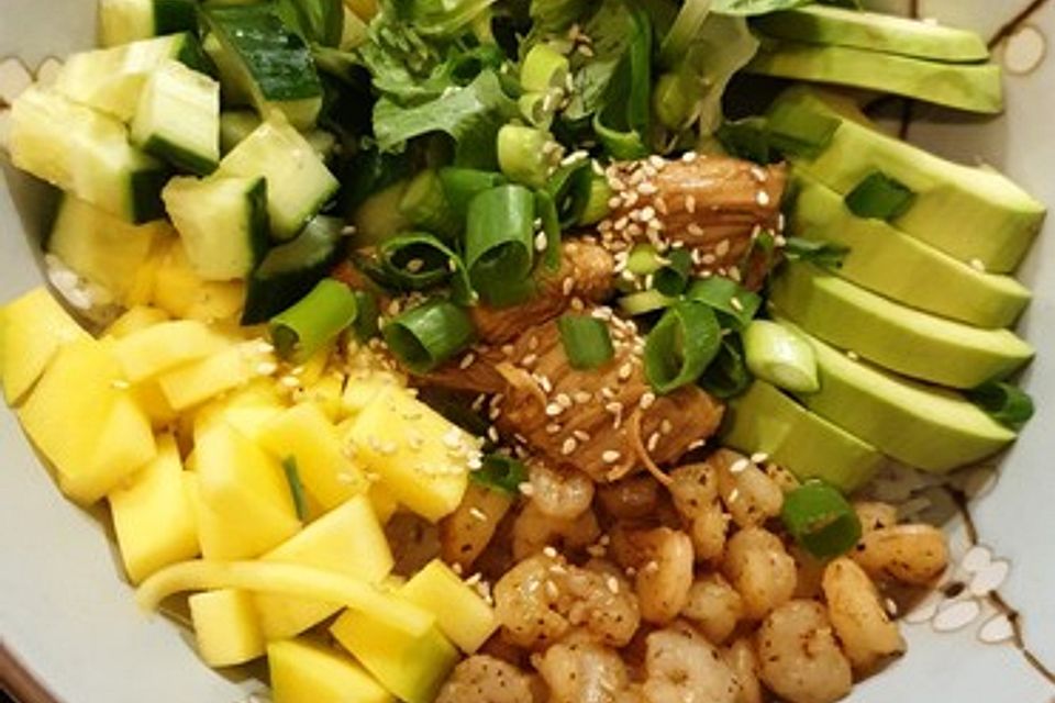 Poke Bowl mit Lachs und Avocado