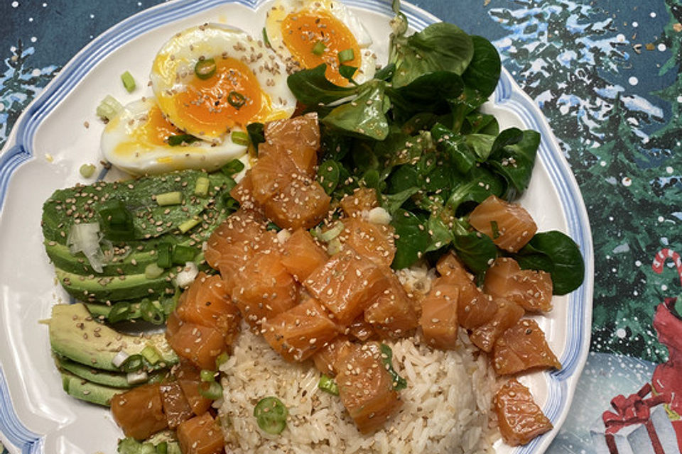Poke Bowl mit Lachs und Avocado