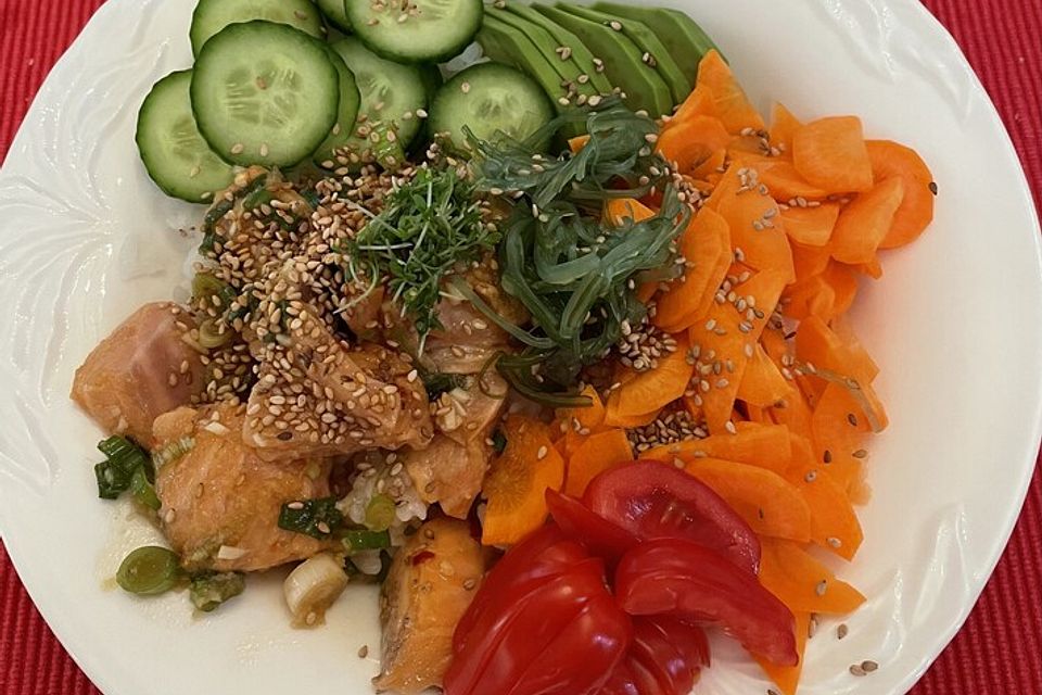 Poke Bowl mit Lachs und Avocado