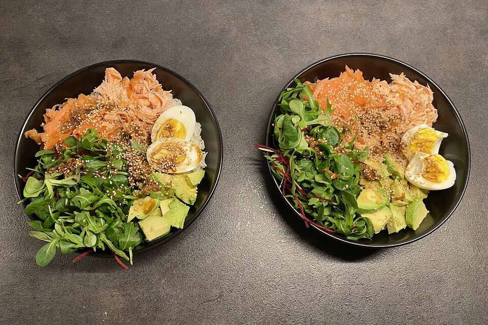Poke Bowl mit Lachs und Avocado