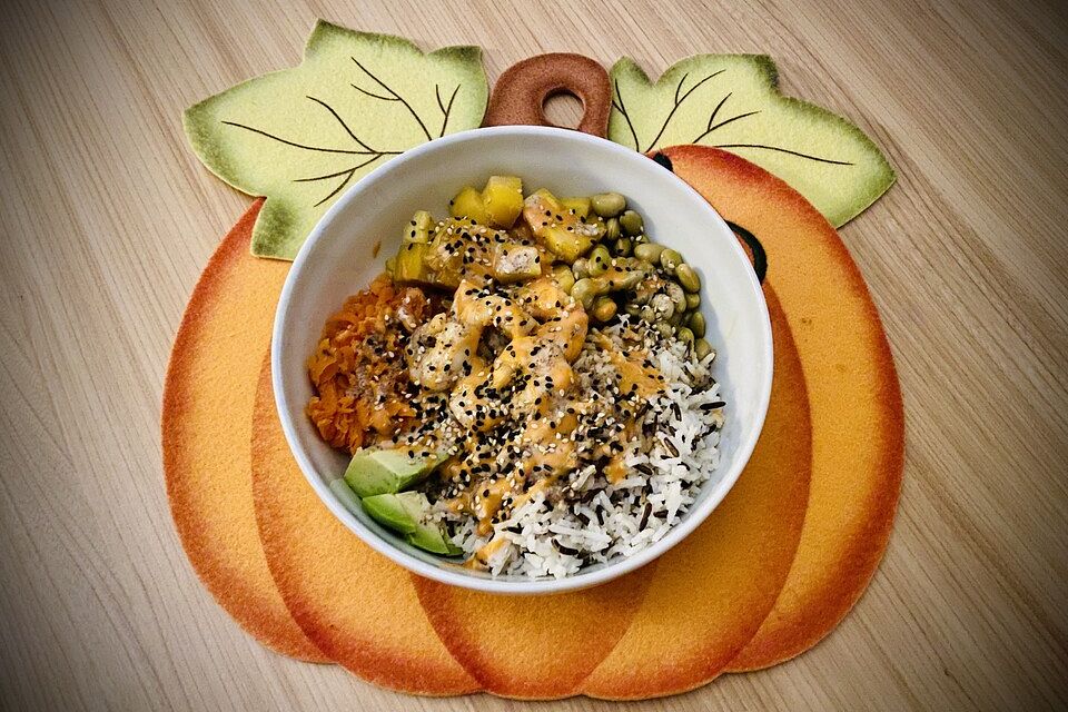 Poke Bowl mit Lachs und Avocado