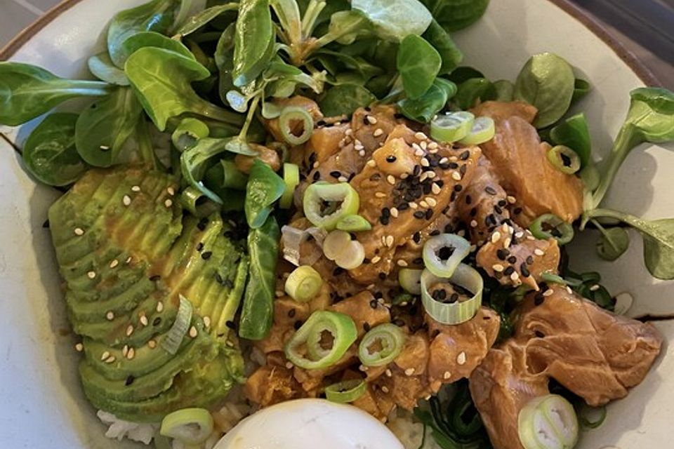 Poke Bowl mit Lachs und Avocado