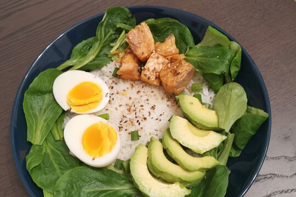 Poke Bowl mit Lachs und Avocado