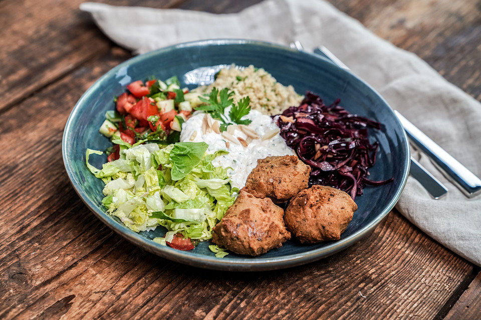 Orientalische Bowl mit Falafel und Joghurtsauce