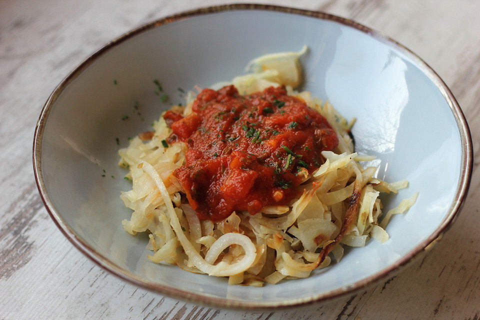 Rettich-Kohlrabi-Gemüsespaghetti zu Tomatensauce