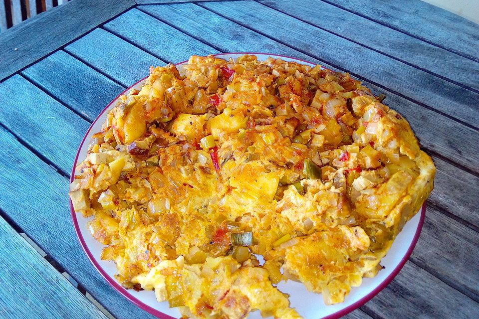 Buntes Gemüse-Omelett mit Kartofffeln, Lauch, Tomaten, Tofu