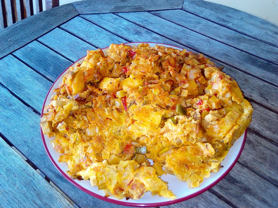 Buntes Gemüse-Omelett mit Kartofffeln, Lauch, Tomaten, Tofu von Divi97 ...