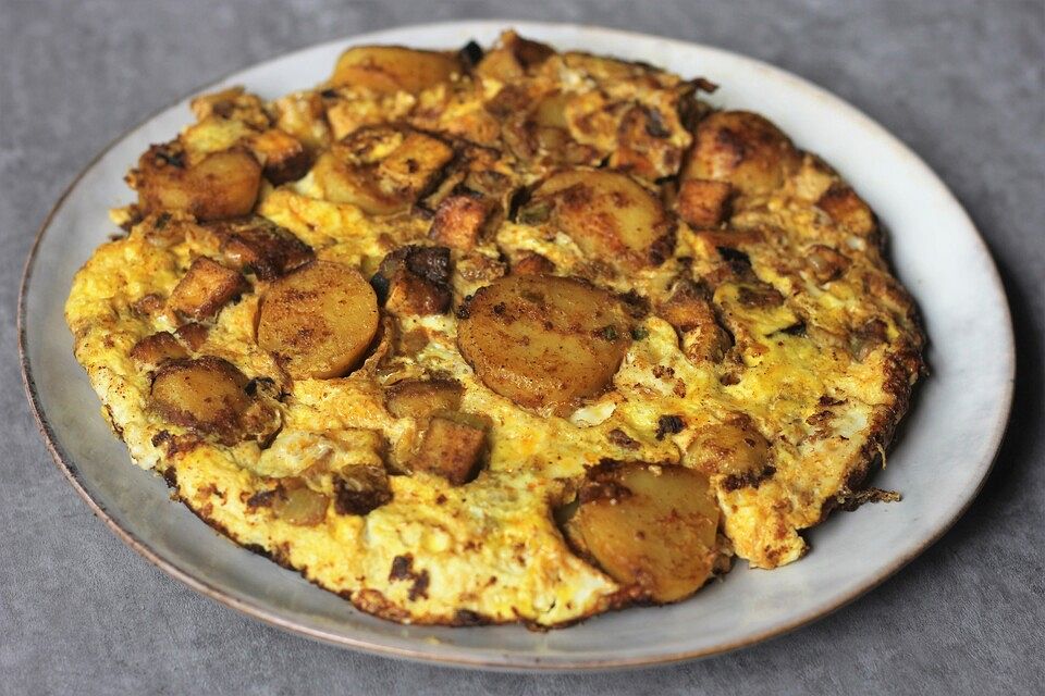 Buntes Gemüse-Omelett mit Kartofffeln, Lauch, Tomaten, Tofu