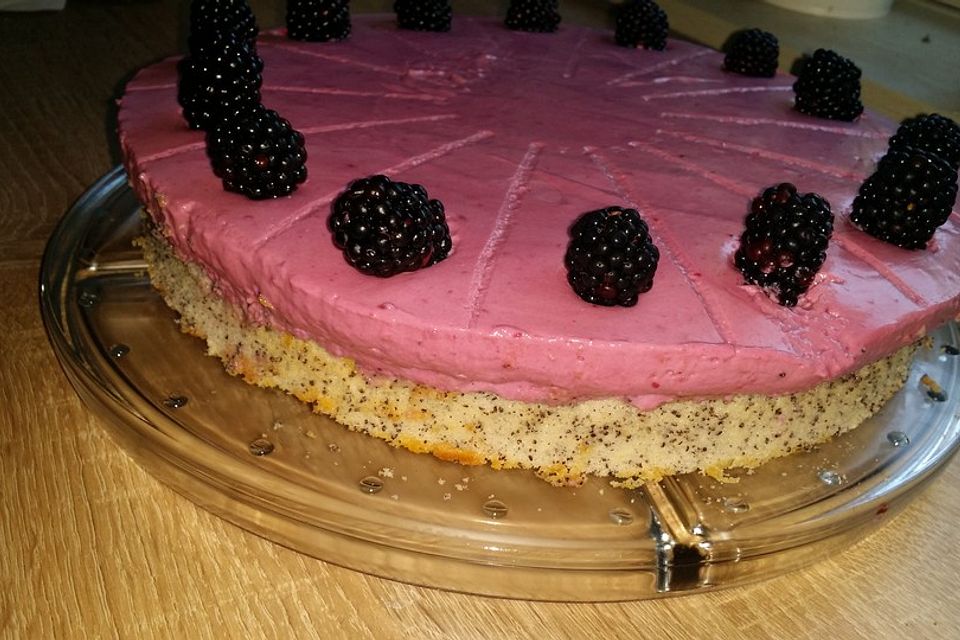 Mohn-Marzipan Kuchen mit Brombeeren