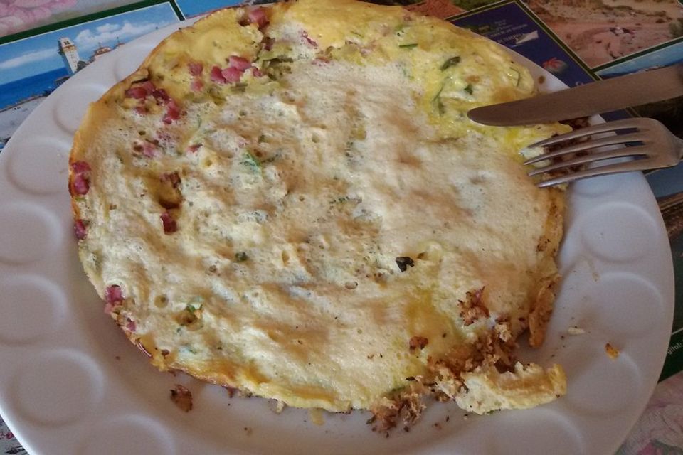 Omelette mit Zucchini und Schinken