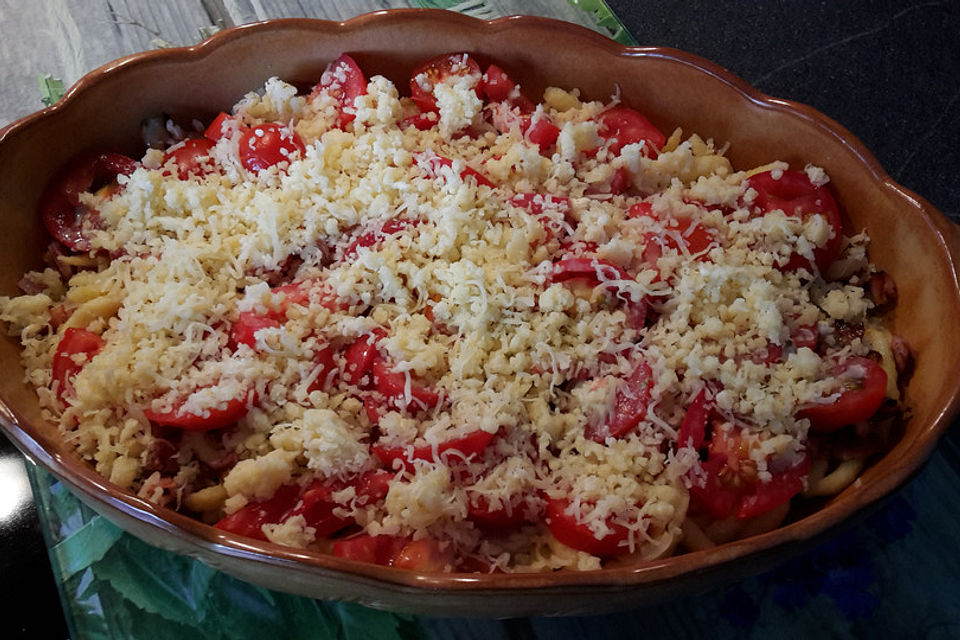 Spätzle mit Schinken und Tomaten in Sahnesoße mit Käse überbacken