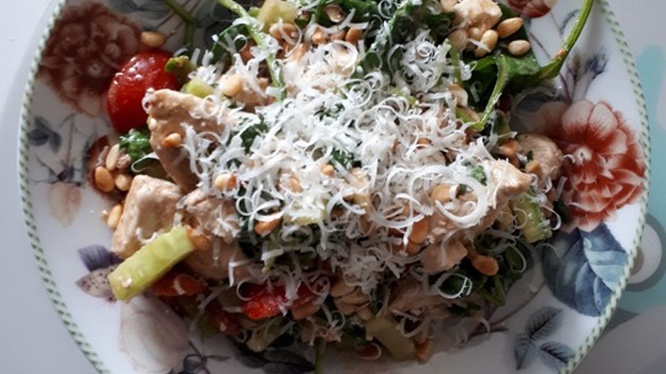 Spinatsalat mit Hähnchen, Feta und Preiselbeerdressing von AnneBrombeer