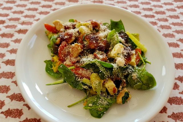 Spinatsalat mit Hähnchen, Feta und Preiselbeerdressing von AnneBrombeer ...