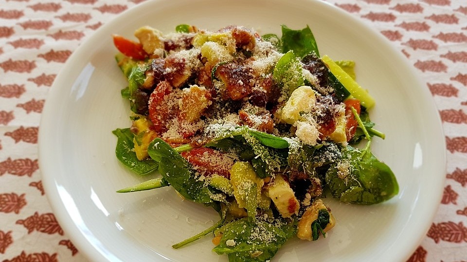 Spinatsalat mit Hähnchen, Feta und Preiselbeerdressing von AnneBrombeer ...