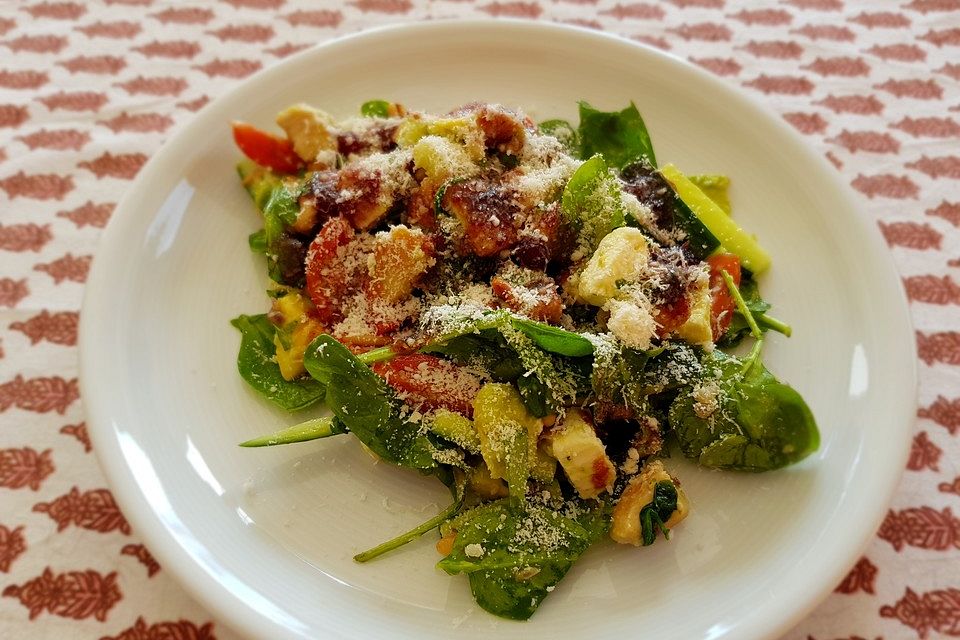 Spinatsalat mit Hähnchen, Feta und Preiselbeerdressing