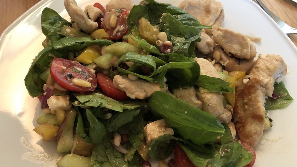 Spinatsalat mit Hähnchen, Feta und Preiselbeerdressing von AnneBrombeer