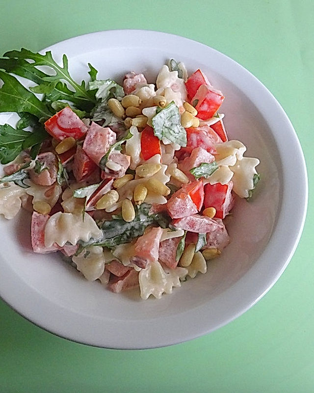 Bunter Tomaten-Farfalle-Salat mit Rucola