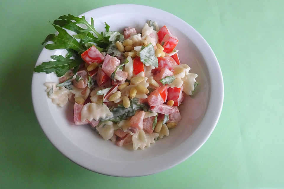 Bunter Tomaten-Farfalle-Salat mit Rucola