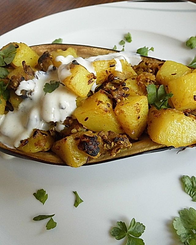Indisches Kartoffelcurry in Auberginenhälften