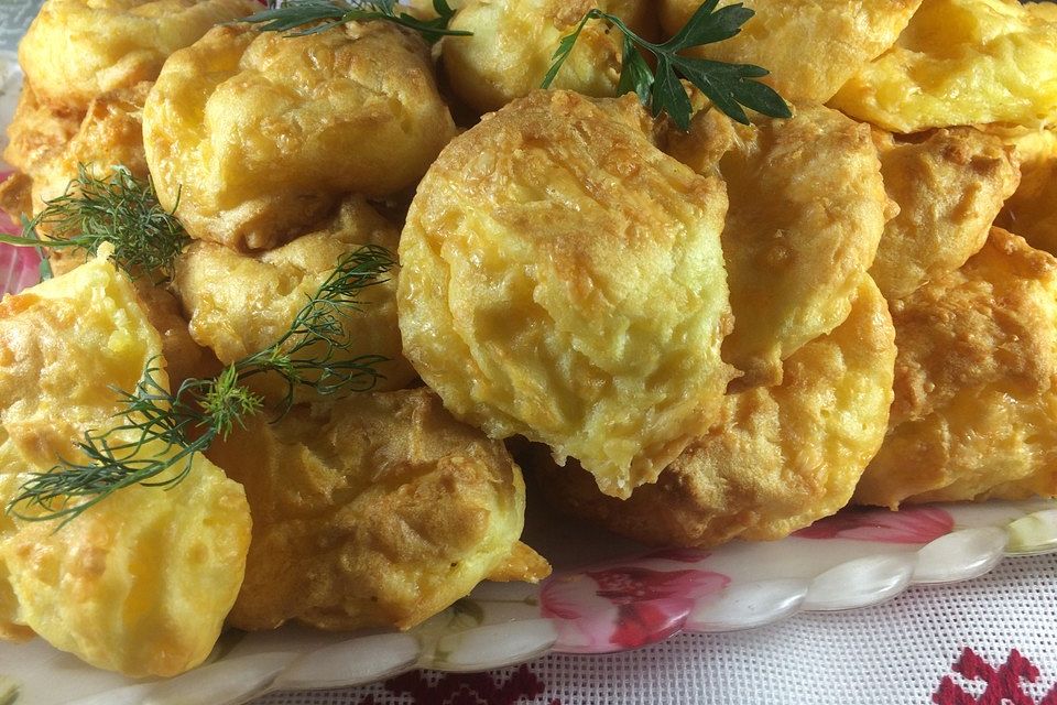 Schnelle Käsebrötchen aus fluffigem Brandteig