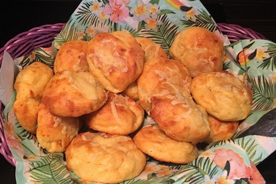 Schnelle Käsebrötchen aus fluffigem Brandteig