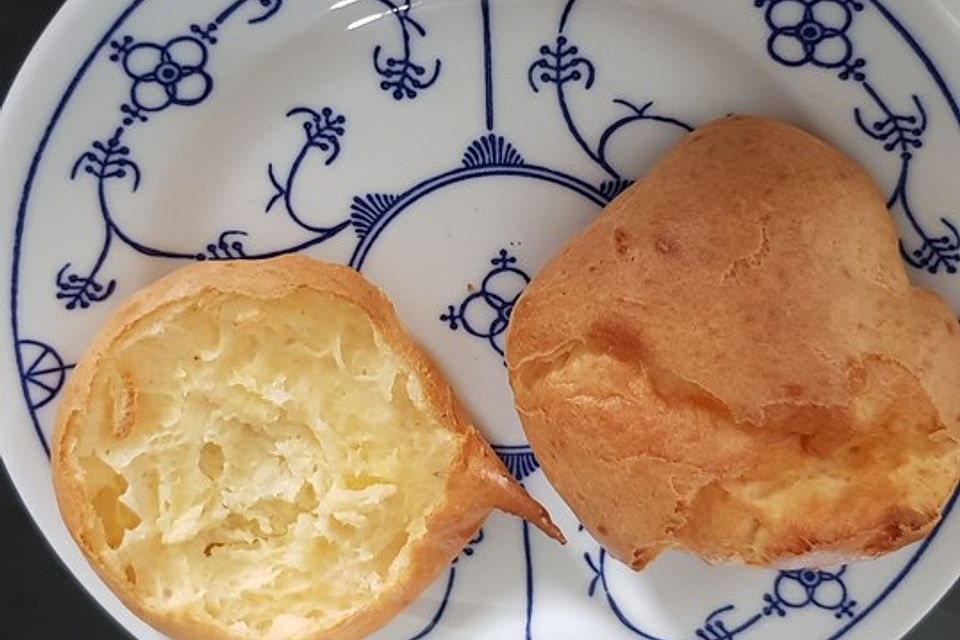 Schnelle Käsebrötchen aus fluffigem Brandteig