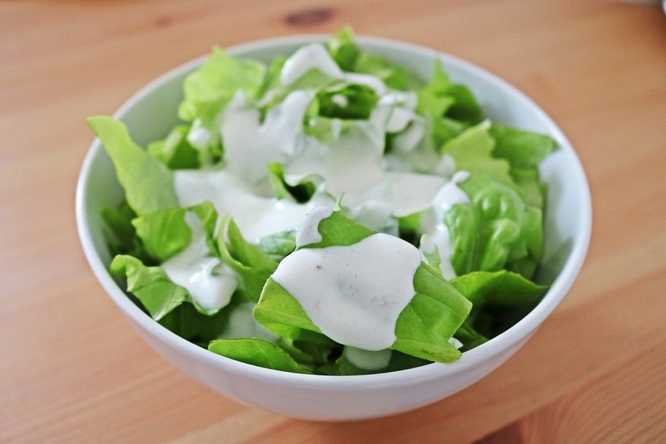 Kopfsalat mit saure Sahne-Dressing