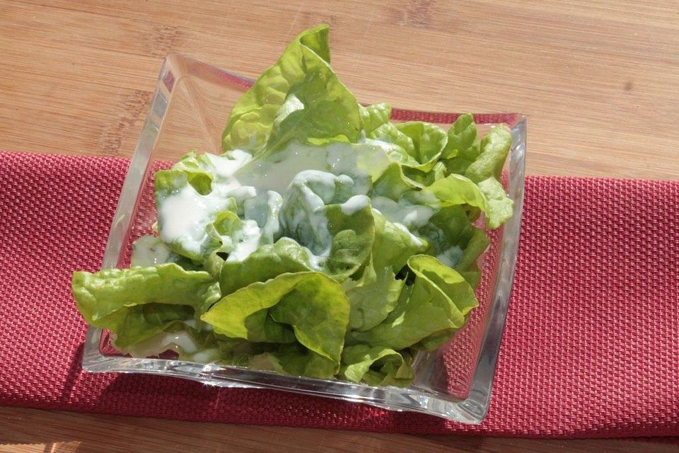 Kopfsalat mit saure Sahne-Dressing