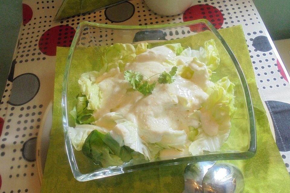 Kopfsalat mit saure Sahne-Dressing