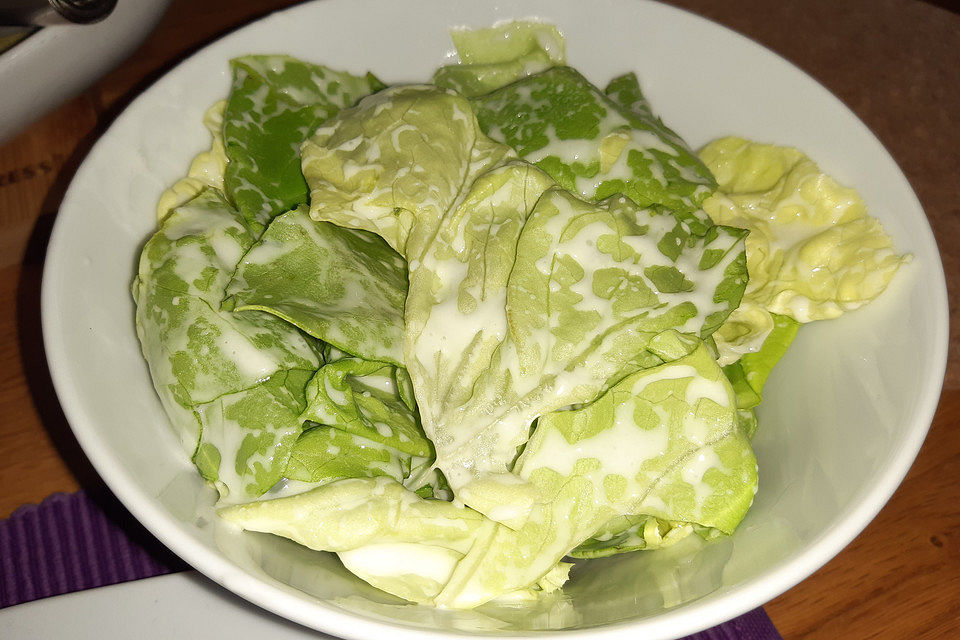 Kopfsalat mit saure Sahne-Dressing