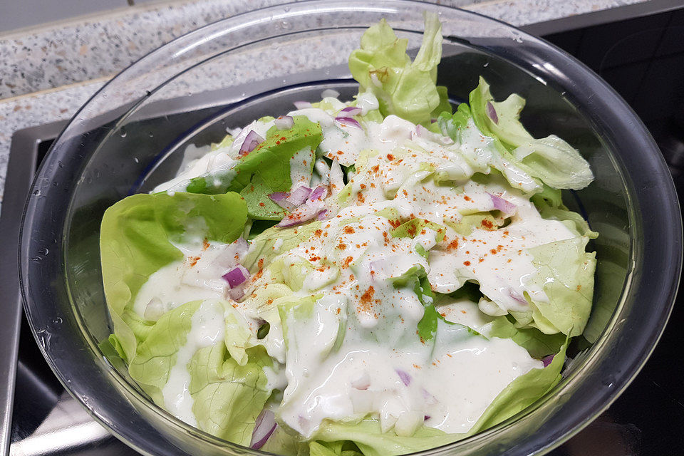 Kopfsalat mit saure Sahne-Dressing