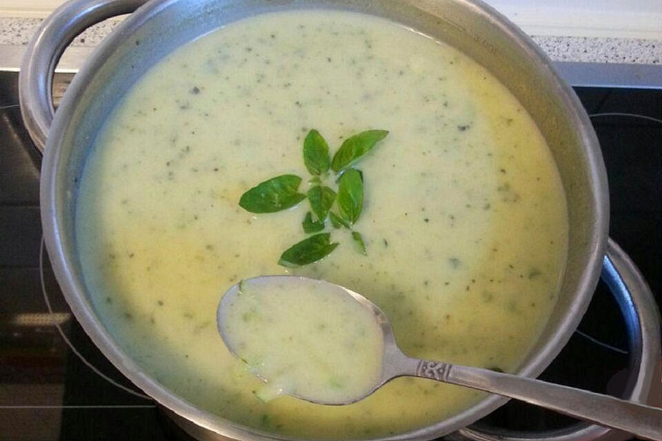 Florians Zucchini-Cremesuppe mit Kartoffeln