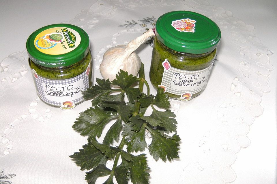 Pesto aus Sellerieblättern