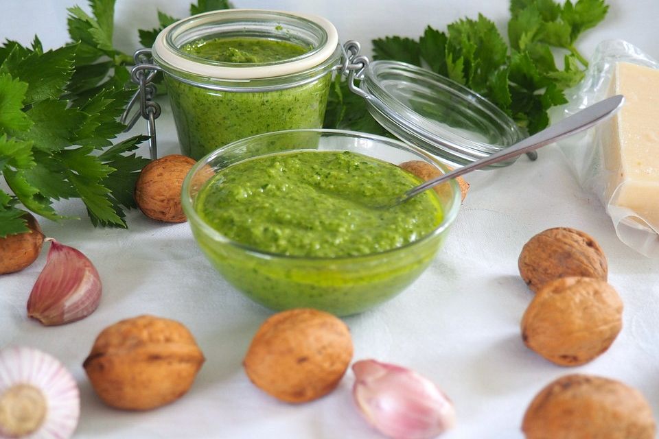 Pesto aus Sellerieblättern