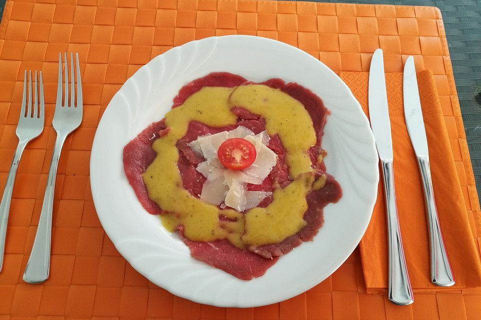 Rinds-Carpaccio mit Ei-Sauce und Parmesan